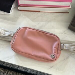 Lululemon Link Belt Bag with White / Tan Strap